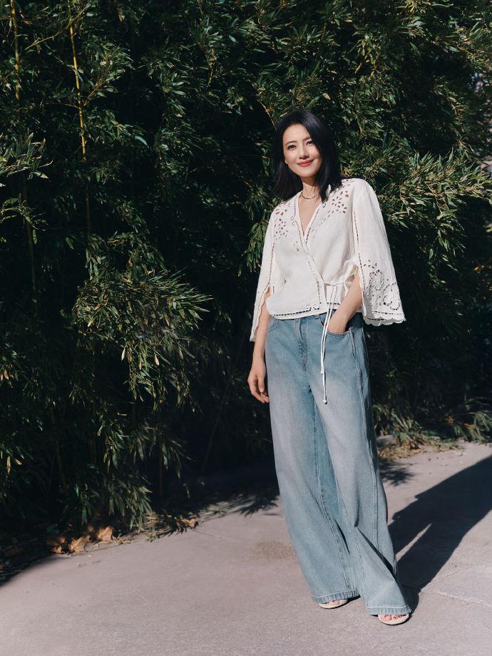 今天高圆圆拍摄了一组超美的大片，她和大自然完美的融为一体，看起来特别的美。高