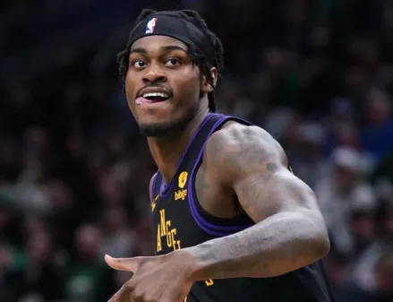 明日，湖人对阵独行侠的比赛即将开始。赛前，湖人媒体LakersMuse更新社