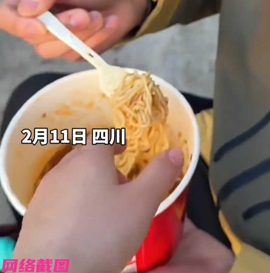 四川有男子在一处池塘钓鱼，可得到一上午的空军收场，男子心有气馁。只当男子中午