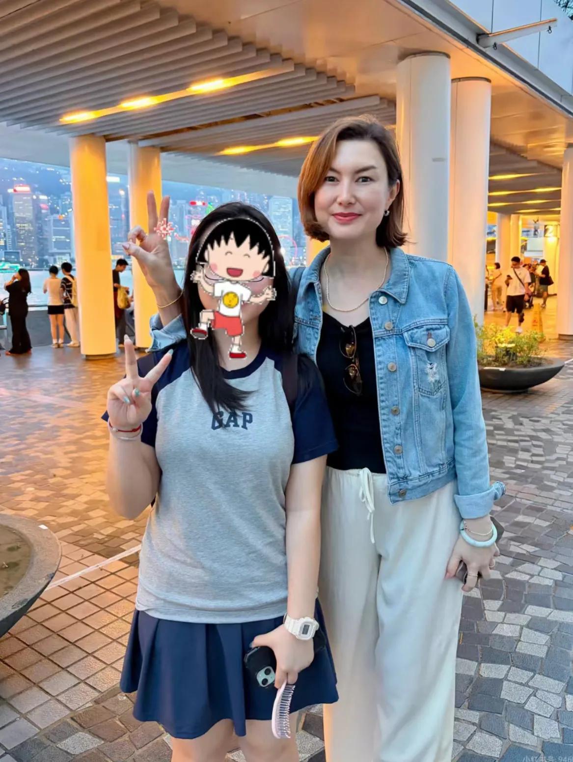 网友在街头偶遇玉兰油姐姐，当年肌肤似剥壳鸡蛋的她，如今49岁变化好大，差点认不出