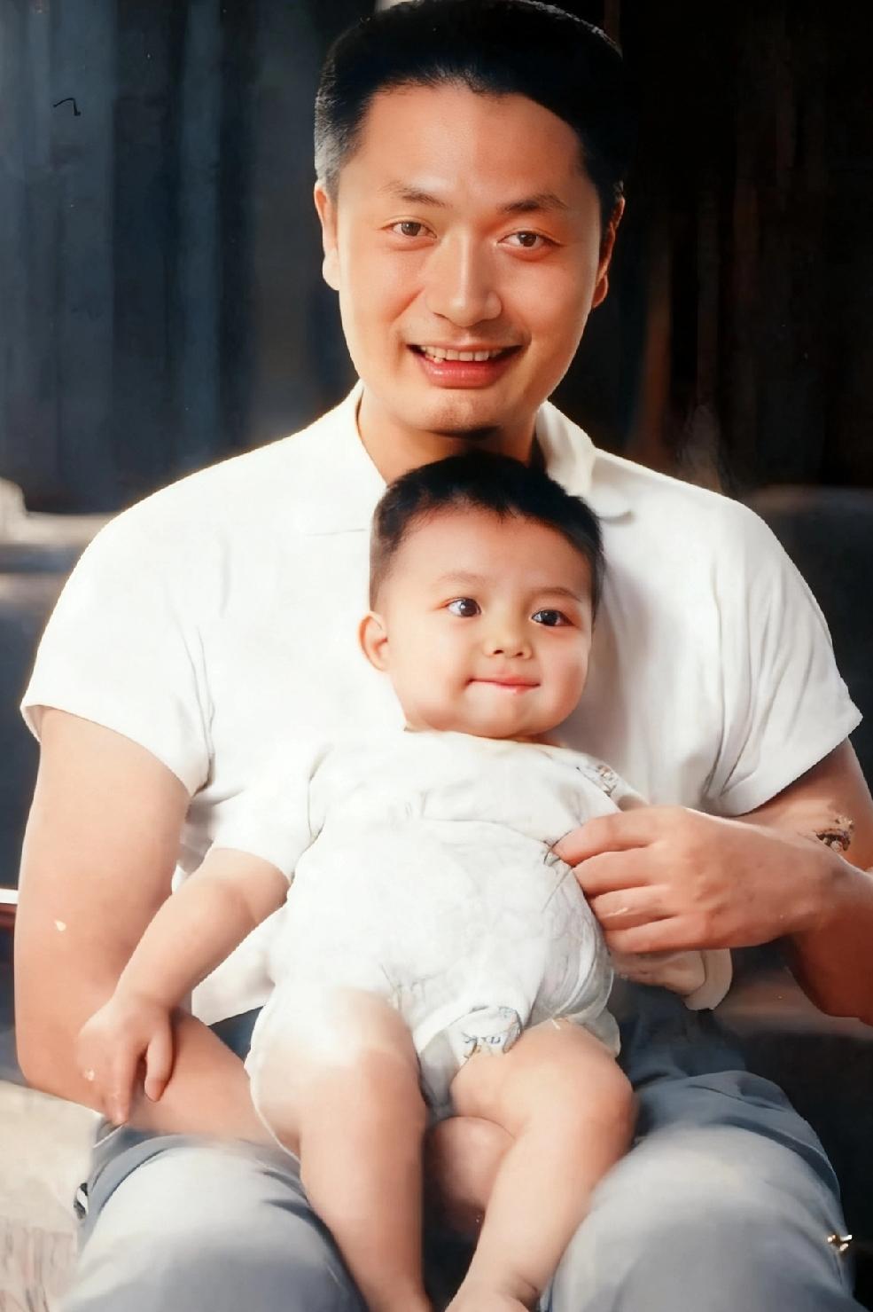 这是陈毅元帅的小儿子陈小鲁，照片摄于1978年。镜头里他怀抱着仅数月大的儿子陈正