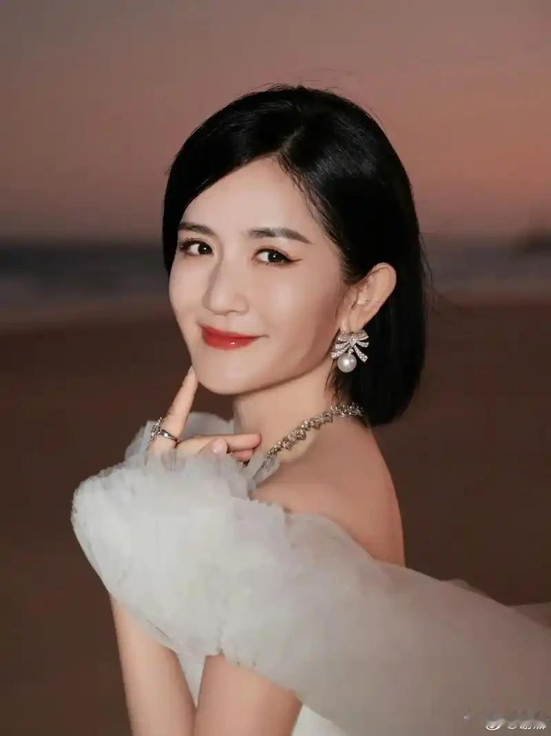 我真的越看越迷惑！成都全城都被谢娜演唱会的宣传大屏铺满了，可我真的忍不住想问：到