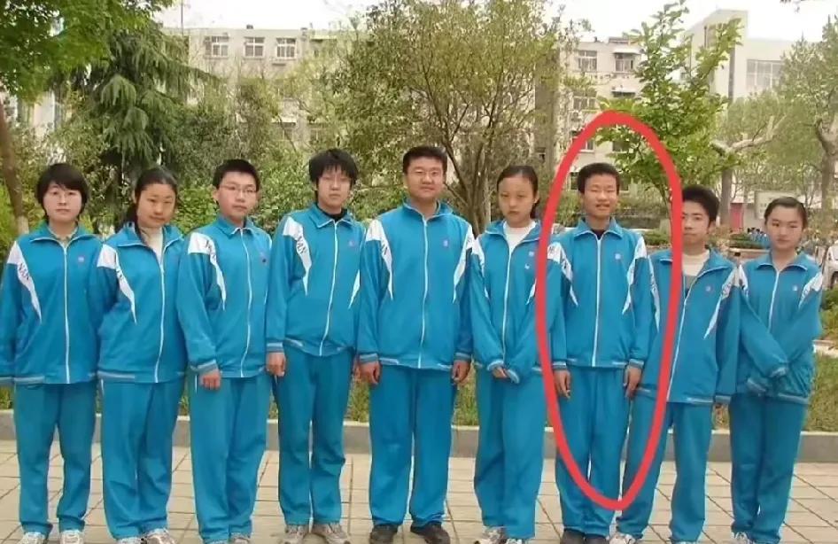 韦神韦东奕在父母照顾下穿的比现在要整洁利索些，估计生活上要是有人照料会好些。