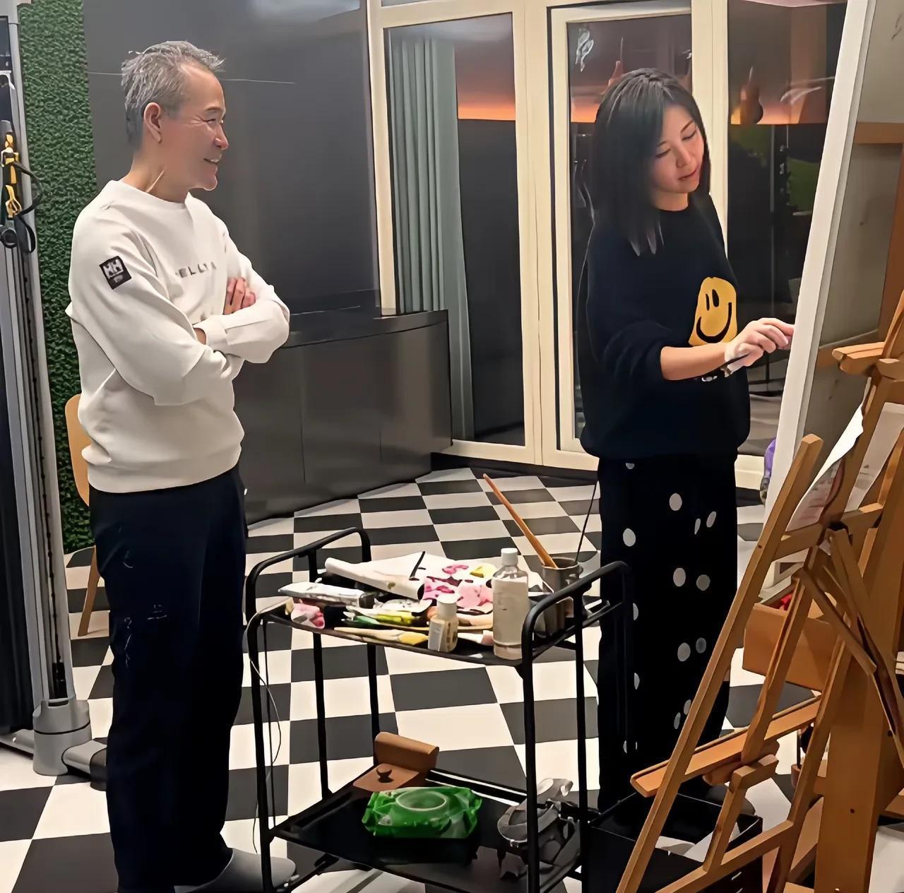 攀岩墙上，73岁的手托住42岁的腰。不是帮扶，是默契的力学。晚宴角落。他拎