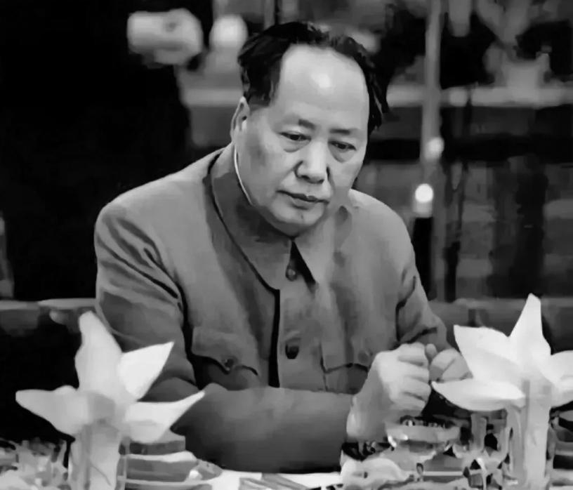 毛主席革命一生，身边人却忘了艰苦奋斗。1956年5月，主席南下考察，乘坐