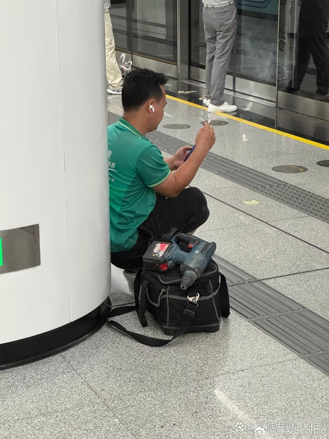 公共场合，他自己不觉得羞愧吗？