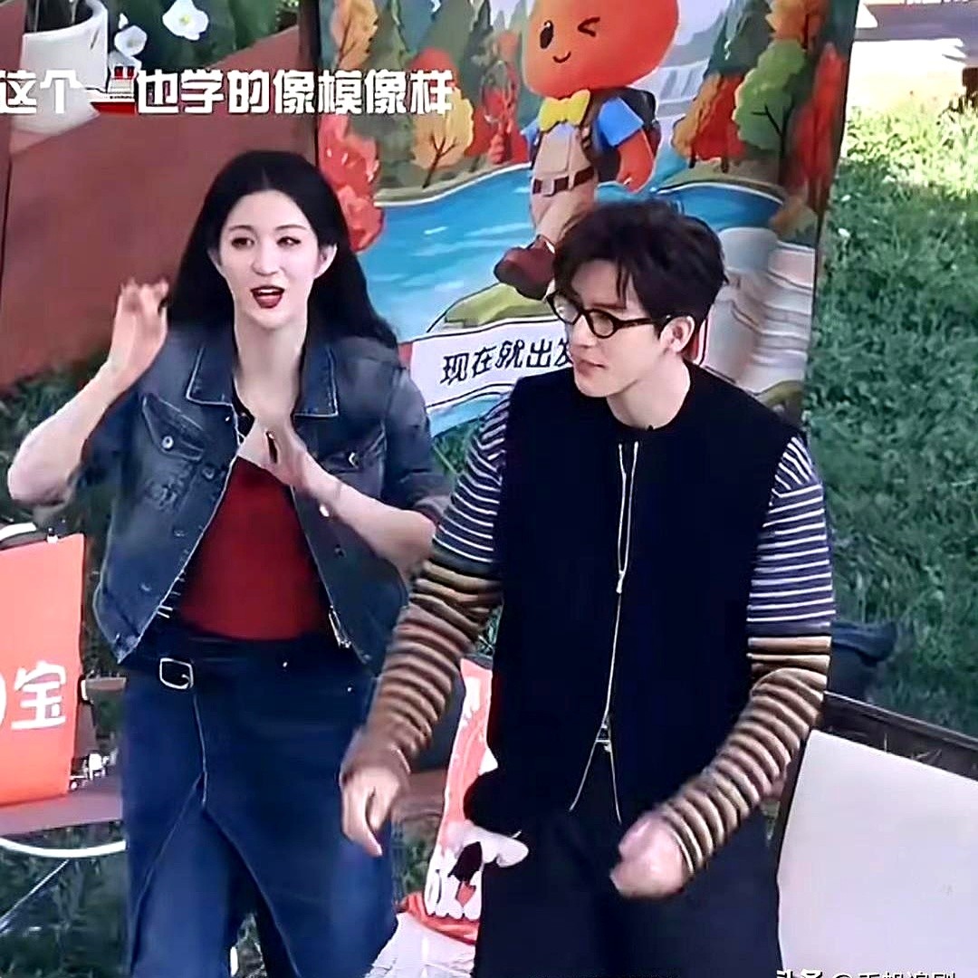 篮球场上王安宇举起手腕比划了一个空气投篮，旁边的王楚然跟着垫脚，两人相视一笑。这段路透直接把综艺录制