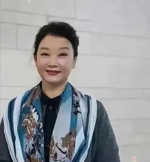 宋祖英只是发福了，中年人大多数逃不过的关，这不像医美后遗症，只是年龄带来的。我