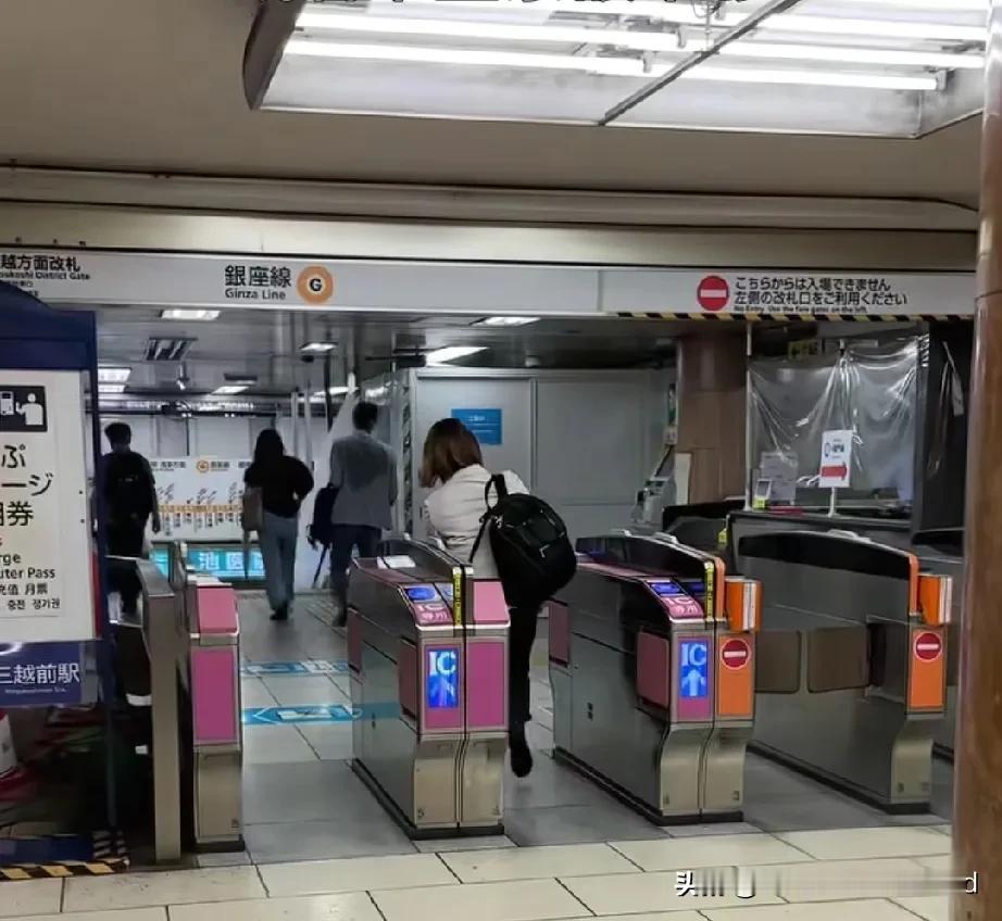 地铁闸机透露出的信息。目前，上海已经学习日本闸机模式。一改常闭状态为常开状态