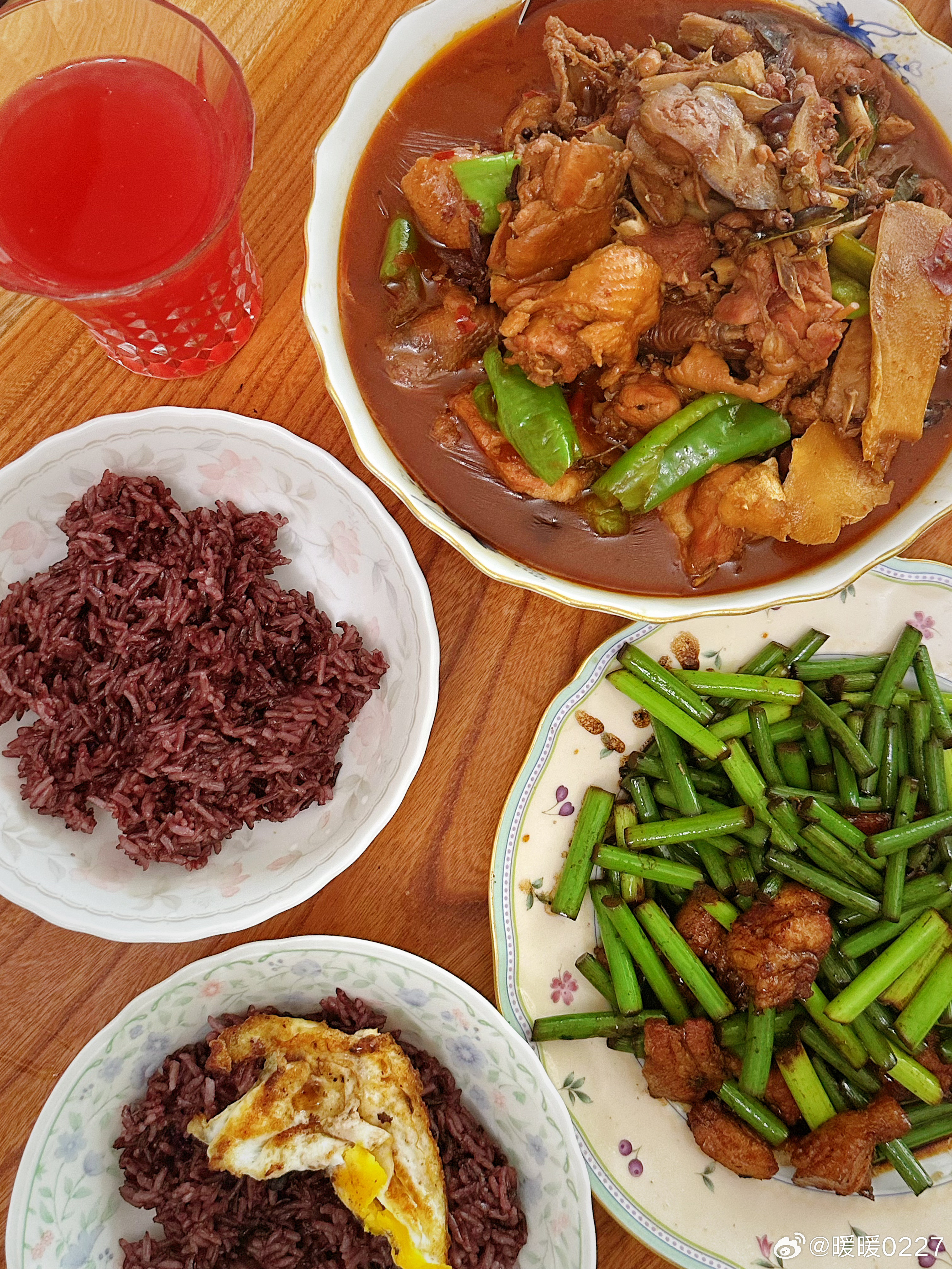 周末的活动全看天气，原本想骑行啊或者院子里拔拔草啊或者种几棵花儿什么的，结果超热