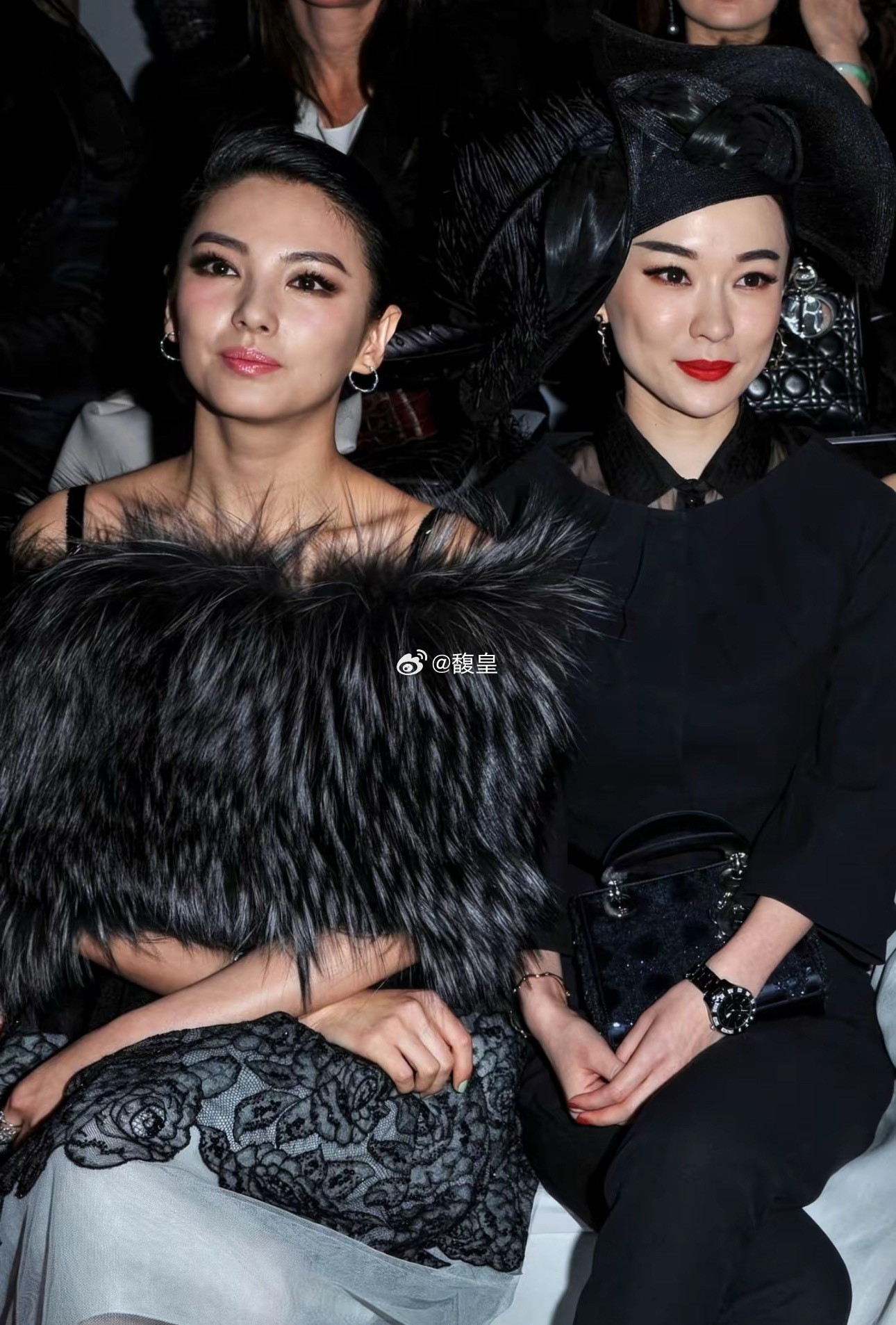 品牌方这座位安排，摆明了就是故意搞事情吧？挤成这样，难怪有人脸都黑到快掉地上了。