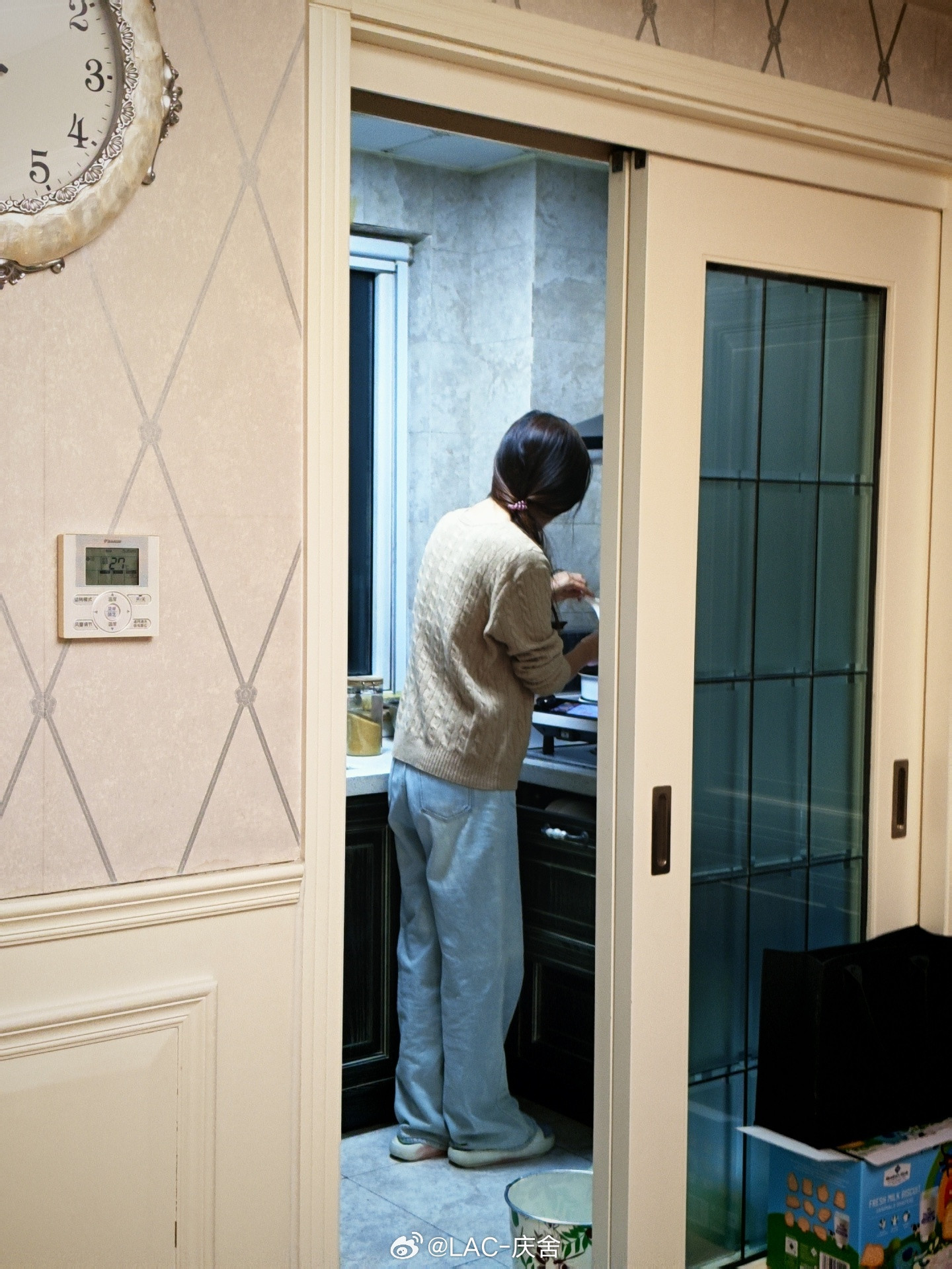 我跟媳妇的默契今天陪孩子爬了八大处，出了一身汗，回来媳妇做饭，我带孩子洗澡[66