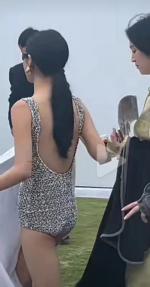 我宁好美的后背