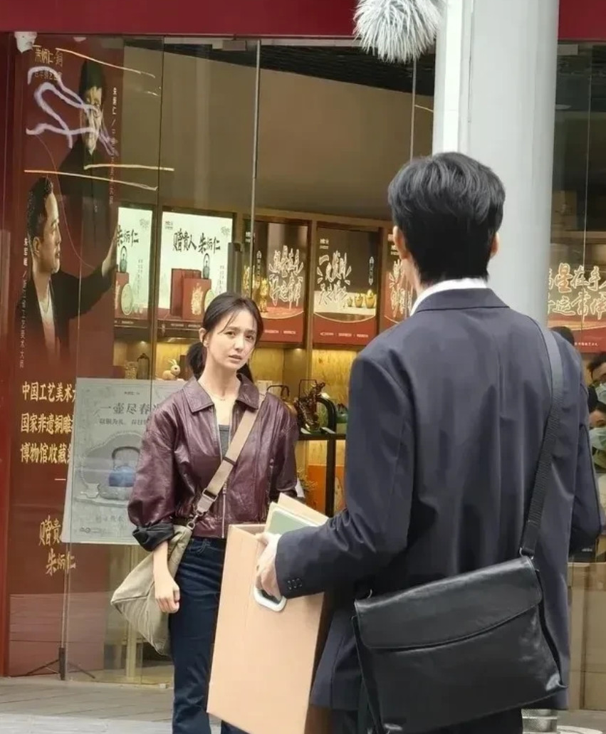居然是个大明星，差一点都没有认出来。[捂脸哭]
