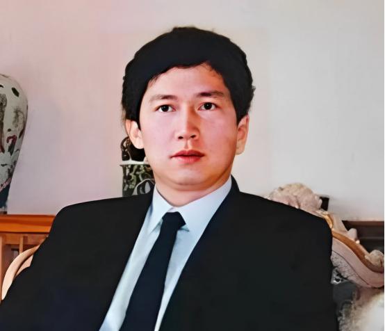 1993年，这个继承了女人60亿遗产的男人，终于吐露出了自己的真实想法，“她比我