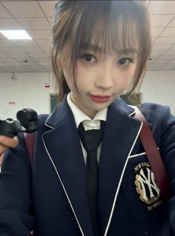 一些女明星的校服造型…刘亦菲、刘浩存、章若楠、陈都灵、周也、赵露思、李兰迪、田