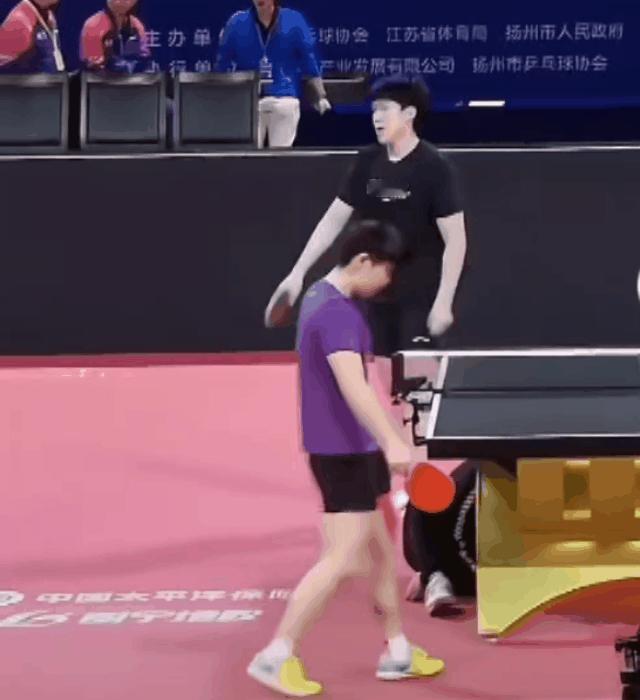 楚钦老师这抓马的一生呀，这两个人正训练呢，怎么桌子底下还钻出一个人呀？真的