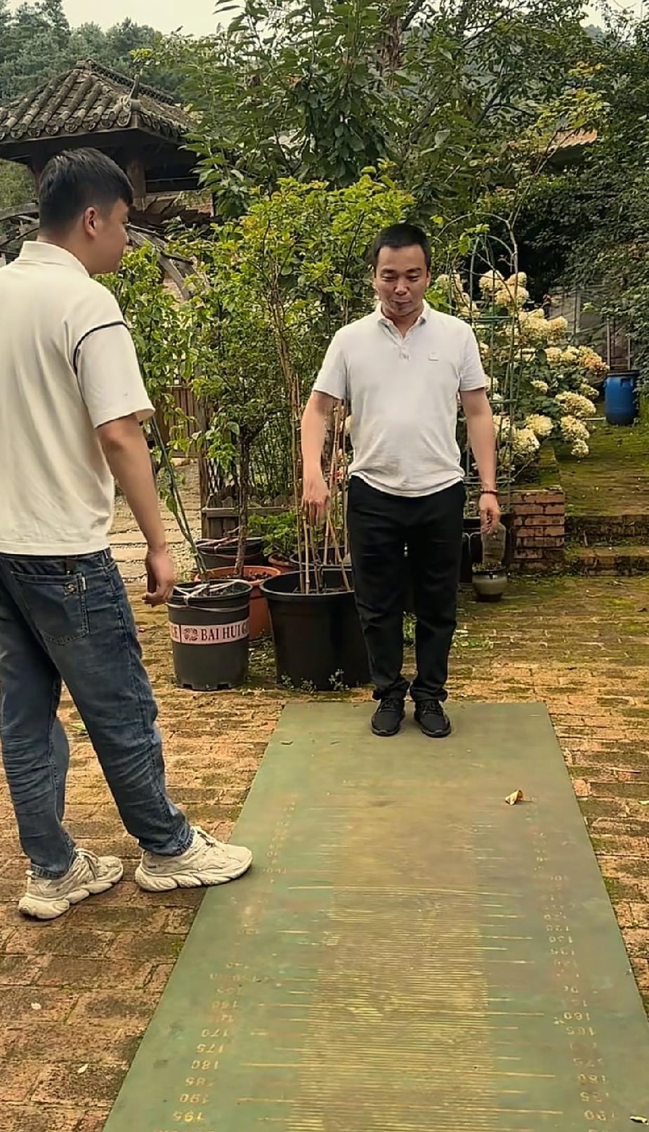 雨天民宿前趣味跳远赛，达文西成了全场笑点连日阴雨笼罩云南，海哥一行人驻守民