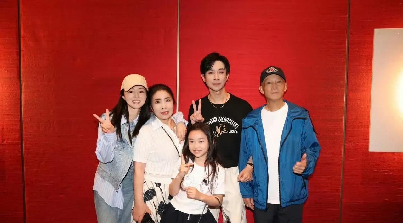 这是董璇张维伊的全家福，原来六月份就发了全家福，董璇也不想隐婚，直接官宣二婚，真
