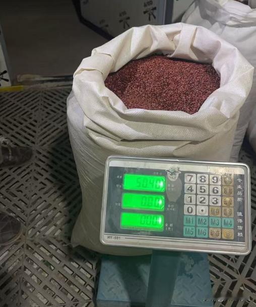 陕西渭南，男子从事多年的中药材生意，在网络上接到一个大订单，交易过程中，买家先转