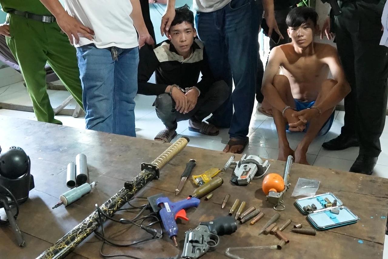 越南后江警方逮捕两伙年轻人并缴获大量武器和毒品两群年轻人发生斗殴，有人开枪。