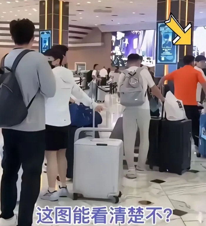 头哥回头看啥呢？[捂脸哭]机场。一个男粉找莎莎签名，由于还在排队，莎莎转过头婉