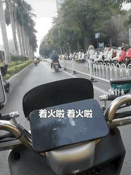 12月11日报道反应太快了！广西南宁，男子骑电动车刚过路口就突然听见身后有人喊“