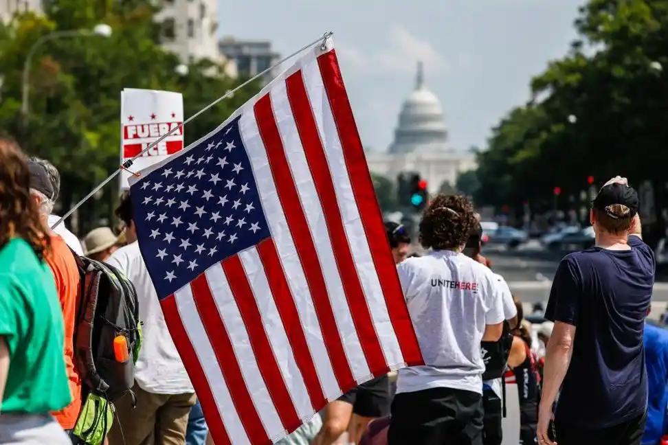 美国恐怕再也难站起来了，原因有两个：第一是美国的国债，美国人依靠贪婪这杆杠一直高