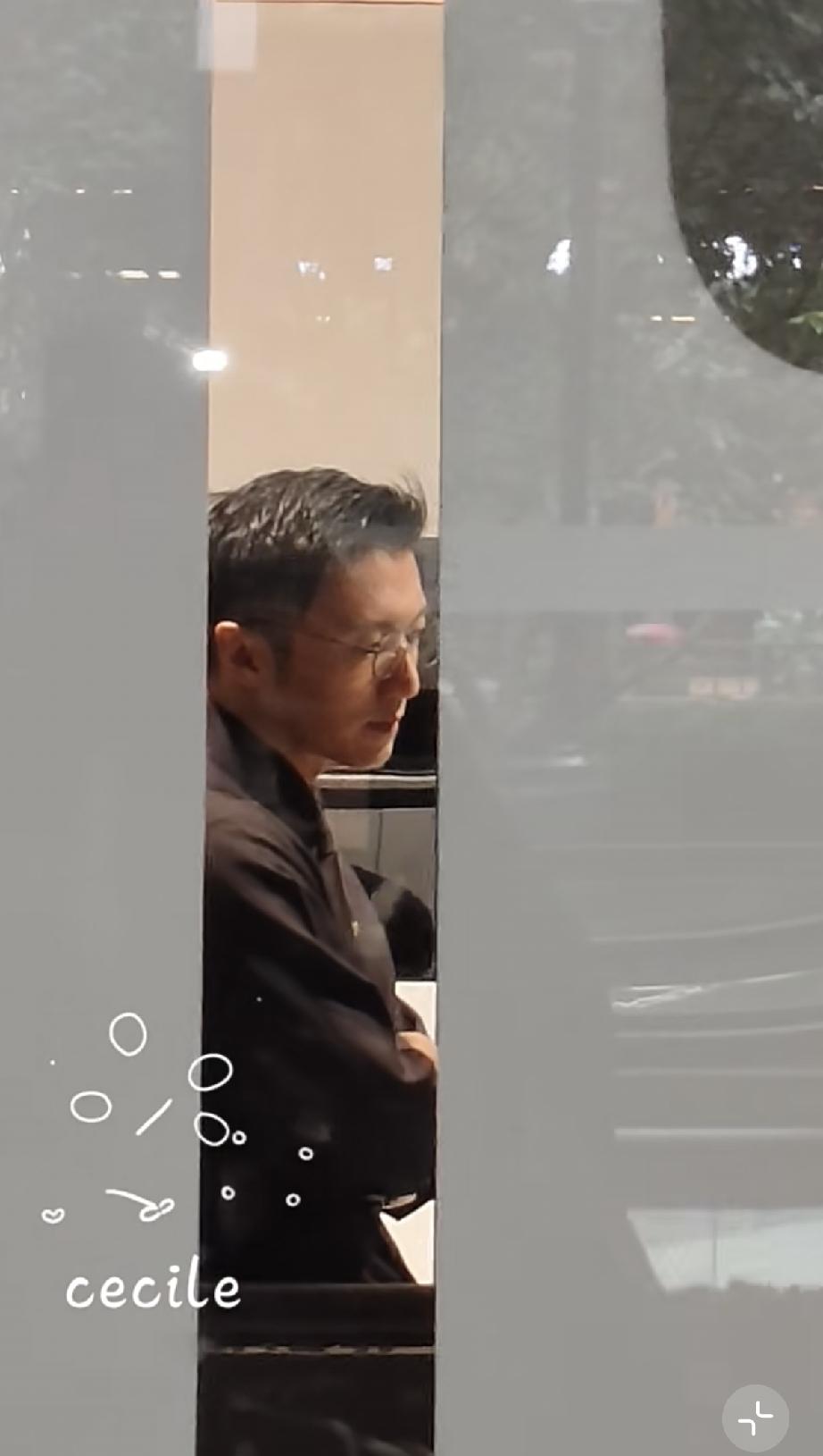 9月7日，谢霆锋到北京英皇大厦上班，又是录制《锋味》的节目，他的侧颜脸有点肿，戴