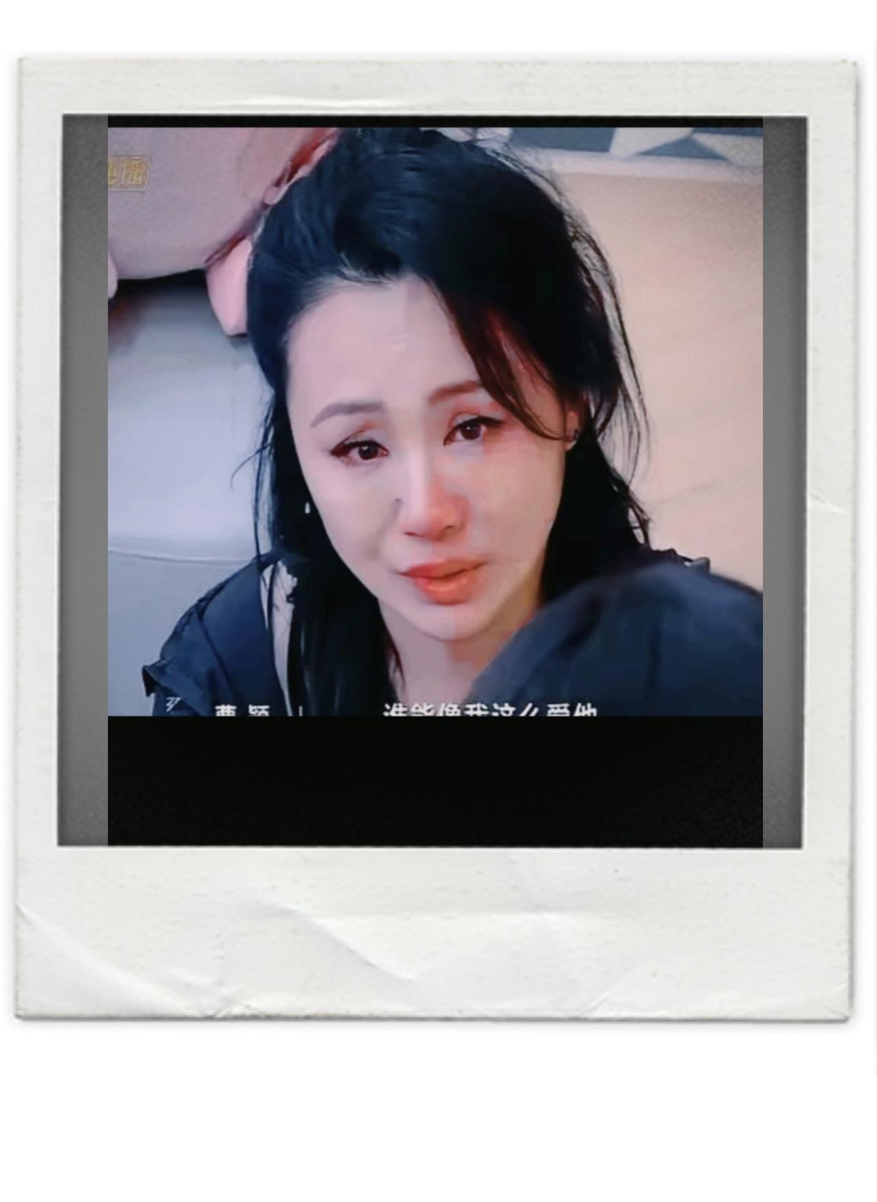 在某档节目中，主持人曹颖情绪激动，眼含泪水地说出了职场妈妈的心声：“孩子还