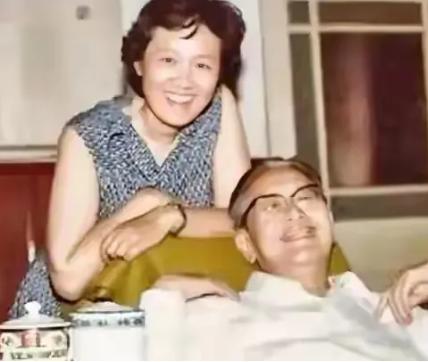 1973年，乔冠华突然对女儿摊牌："我要和章含之结婚！"女儿听后，泪水夺眶而出：
