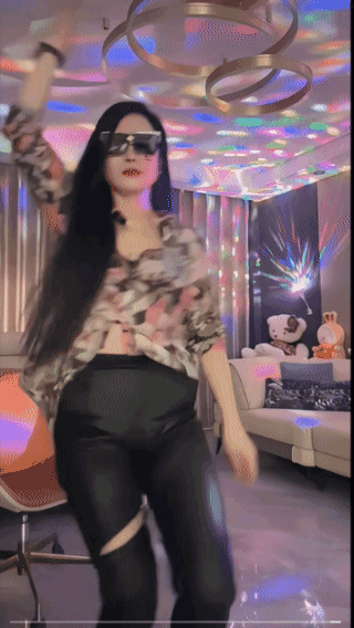 美女头发真飘逸！