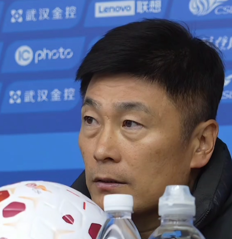 随着大连英博主场1：0干净利落的拿下卫冕冠军上海海港队，大连英博主教练李国旭头上