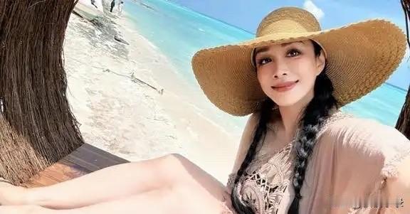 钟丽缇带全家出游，54岁穿泳装好养眼，俩女儿比基尼造型超绝美！[鼓掌][墨镜]