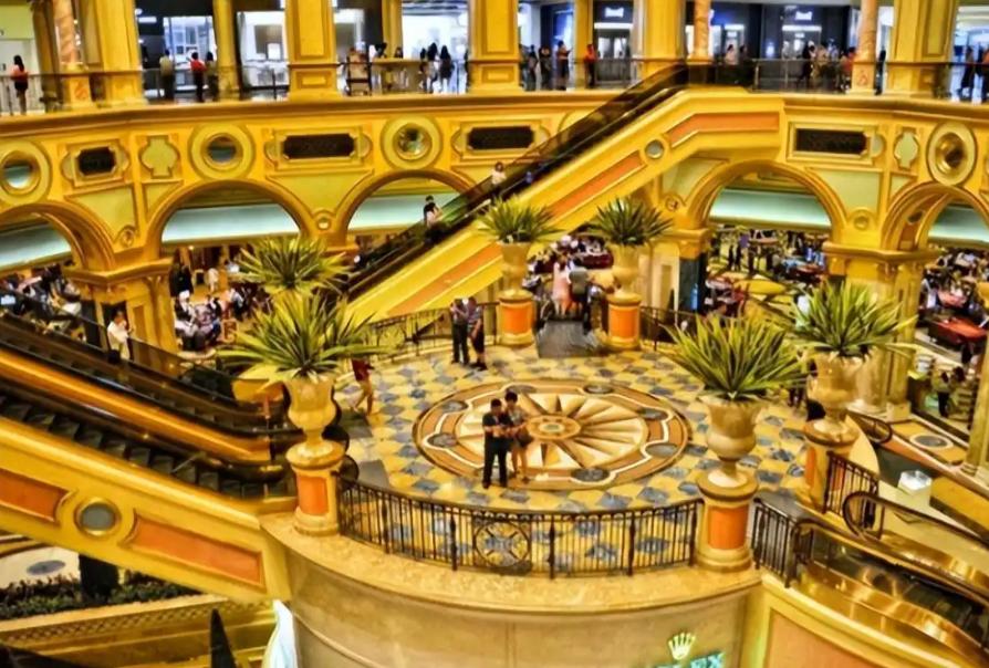 澳门赌场有个耐人寻味的现象：要是你运气好赢了2000万，想揣钱走人，赌场大门