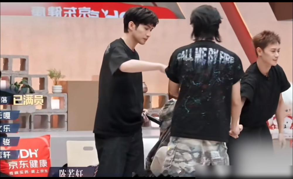 选个队友而已，硬是照出了人性的底色。三公抢人，张彬彬激动得差点跳起来，死死锁定陈若轩。两人刚达成双向