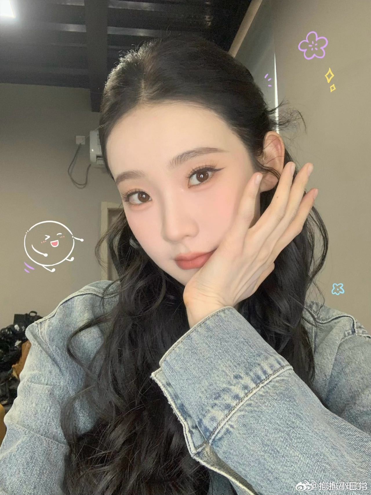 比过年的猪还难抓的是张艺凡张艺凡这咕蛹的样子简直太搞笑了，仿佛在说“别抓我，我