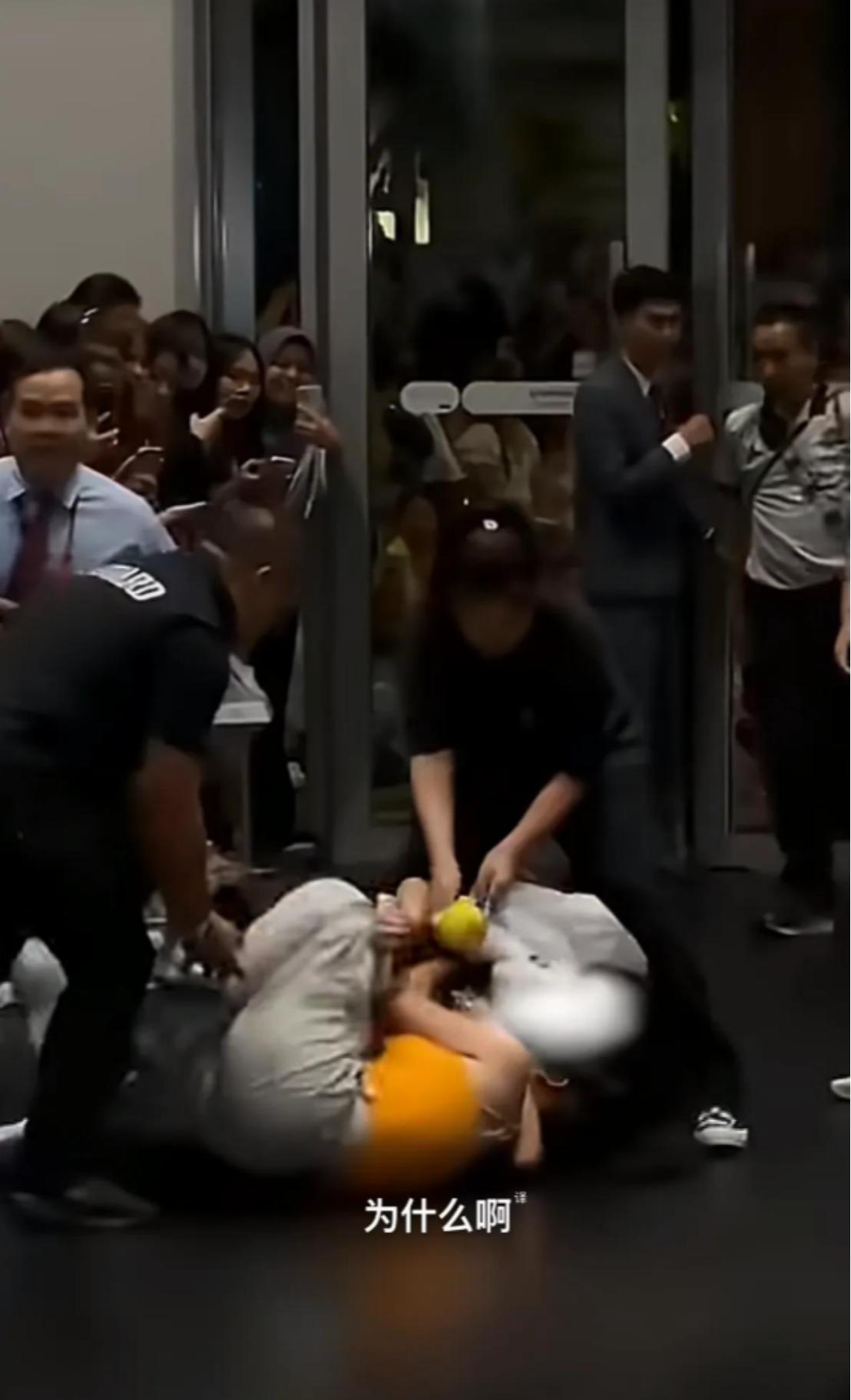 中国女粉丝在曼谷遭锁喉，泰国人却在一旁欢呼！7月25日，泰国曼谷举行的2026国