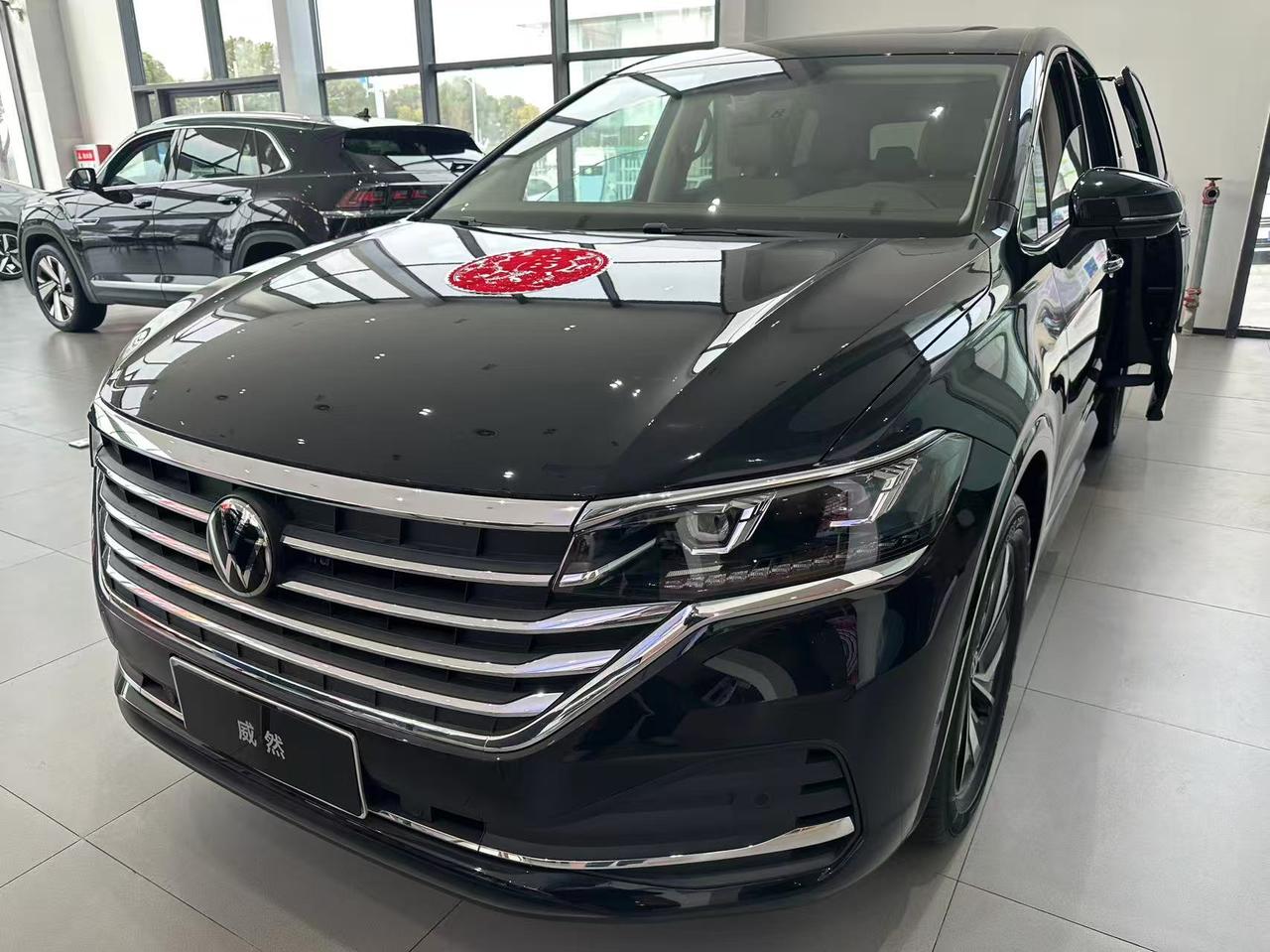 朋友家里来二胎了，最近要换车，陪他来看看大众威然。这车外表看上去不太像MPV，