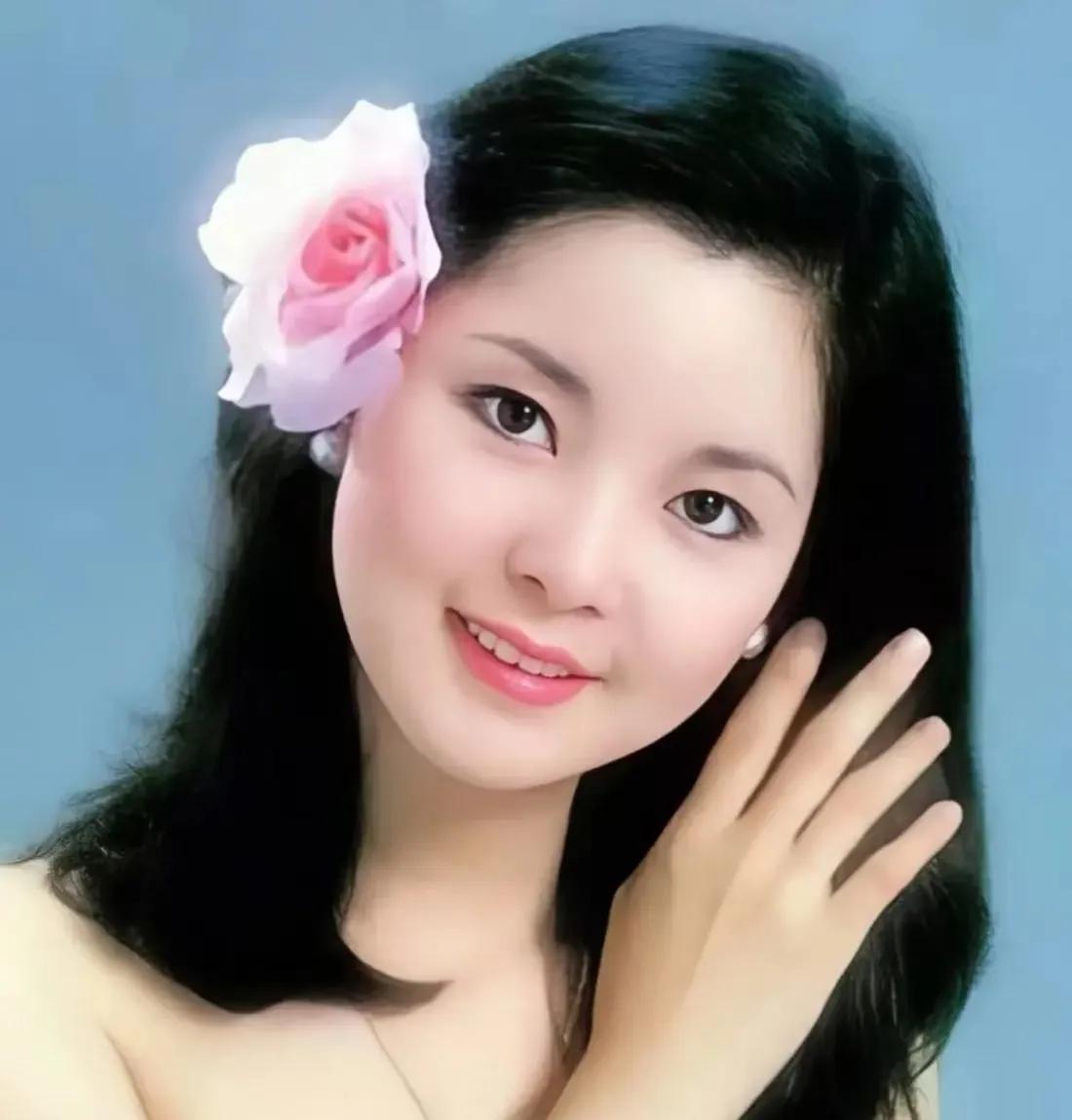 她是华语乐坛永远的传奇——邓丽君。1953年，邓丽君出生于中国台