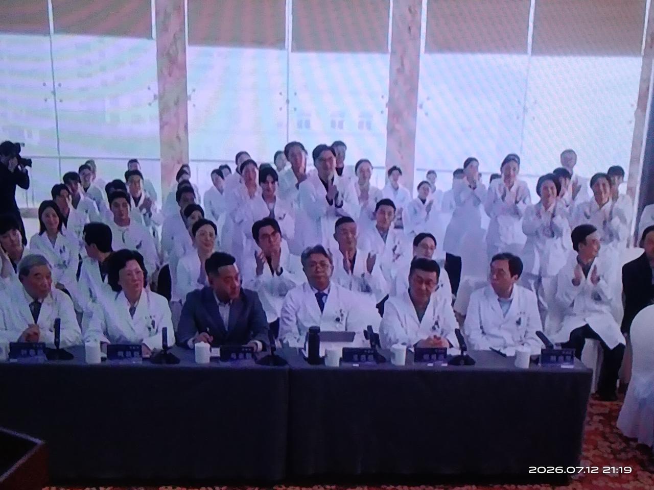 医院如果把绩效(经济创收)摆在首位，置于病人之前，那就是本末倒置。医生要对病人负