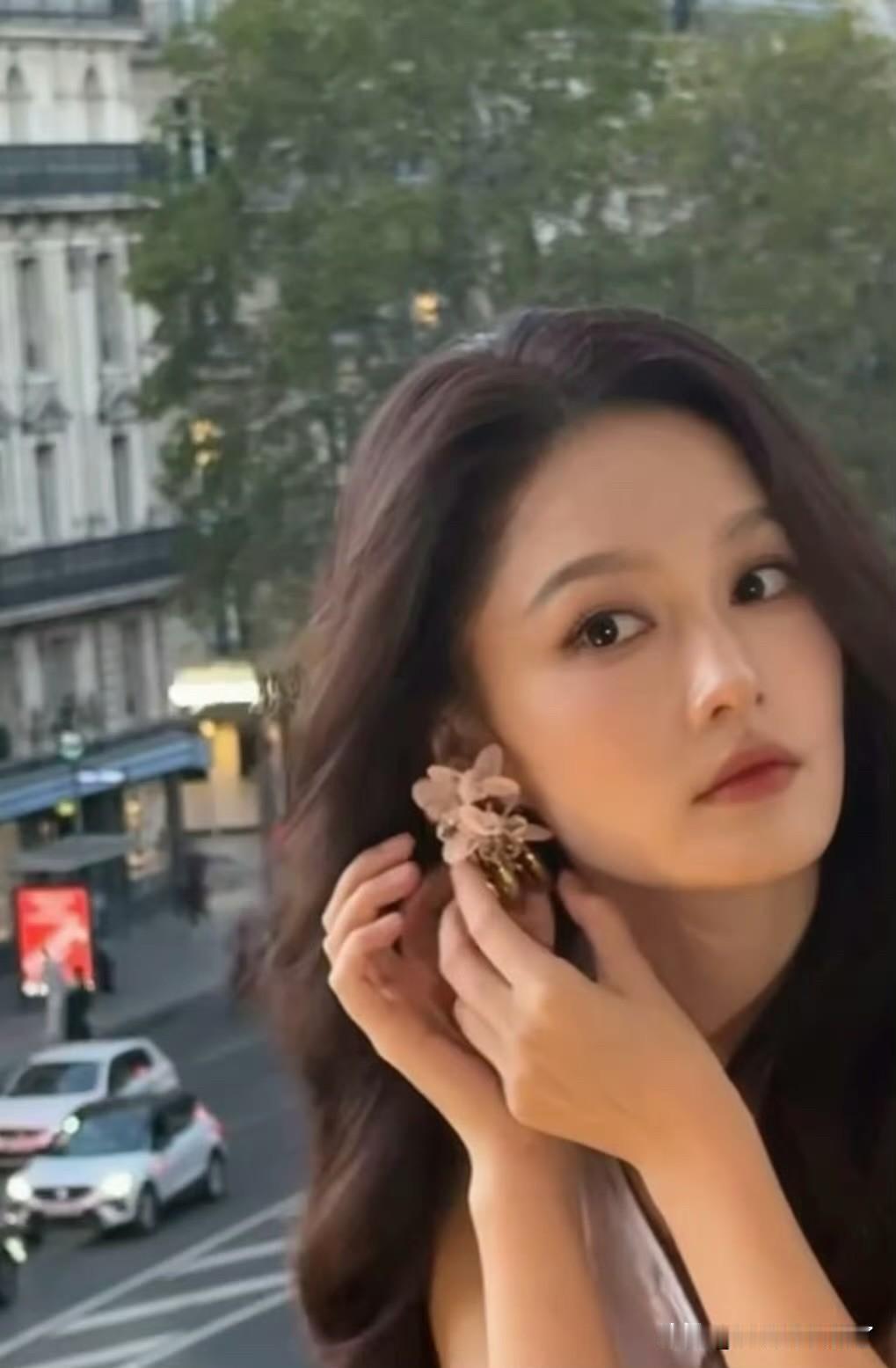 李沁时装周live图大赏！这个妆照真的好适合她啊，有一种经济上型时期的美！