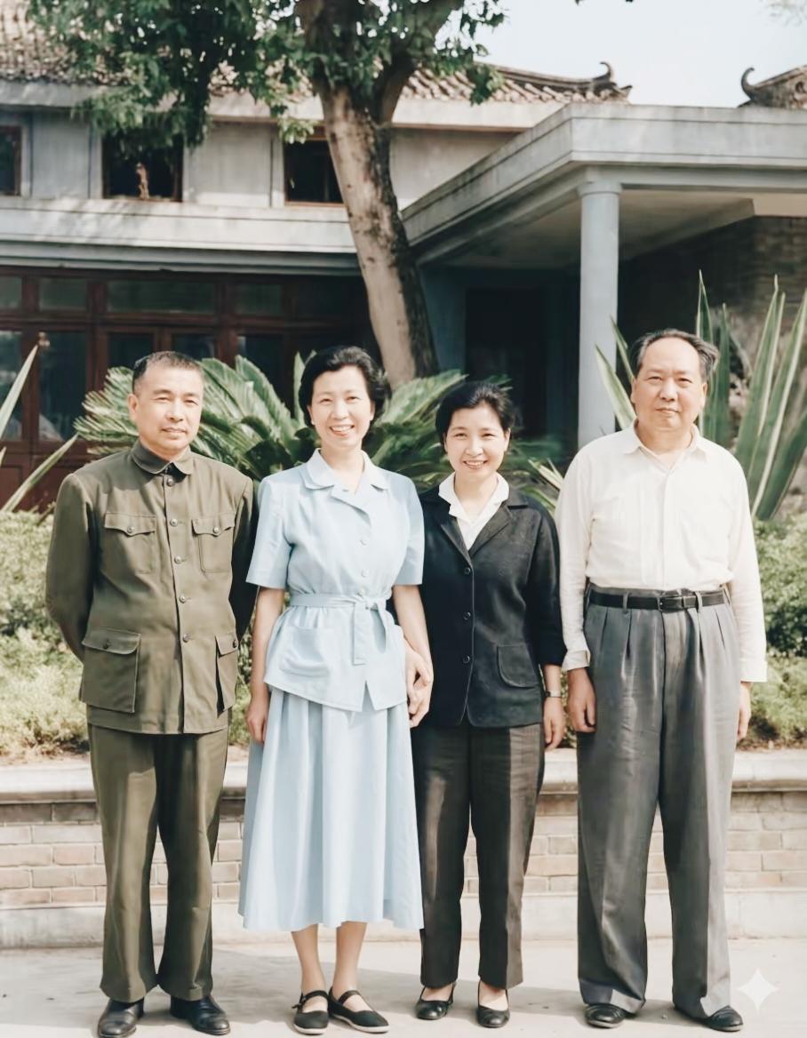 一张珍贵的合影照片，除伟人家庭成员外，你能认出另外两位是谁吗？