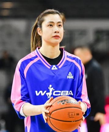 中国女篮主帅位置并非空着，但球迷心里早就有了人选。9月25日晚，名古屋