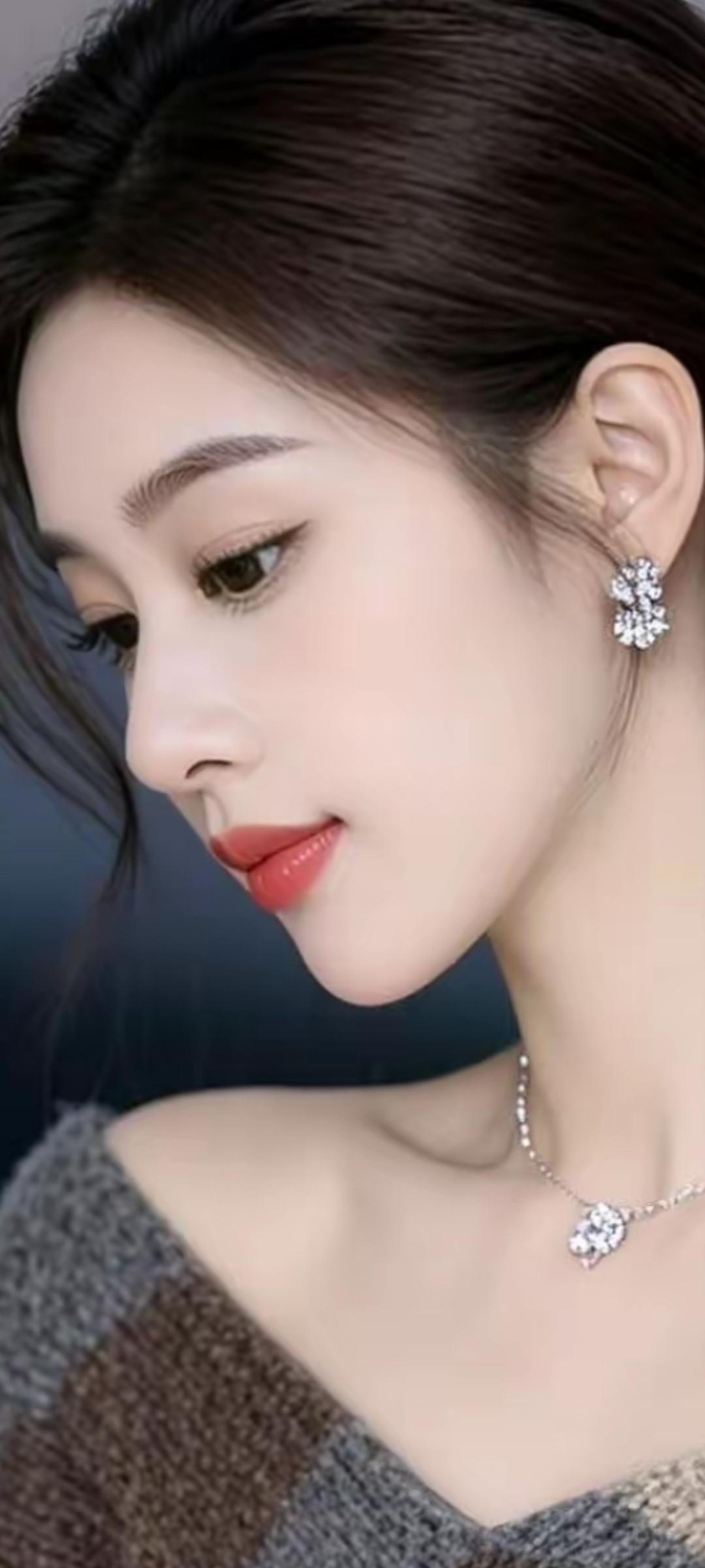 优雅气质，闪耀耳环，精致妆容，时尚穿搭