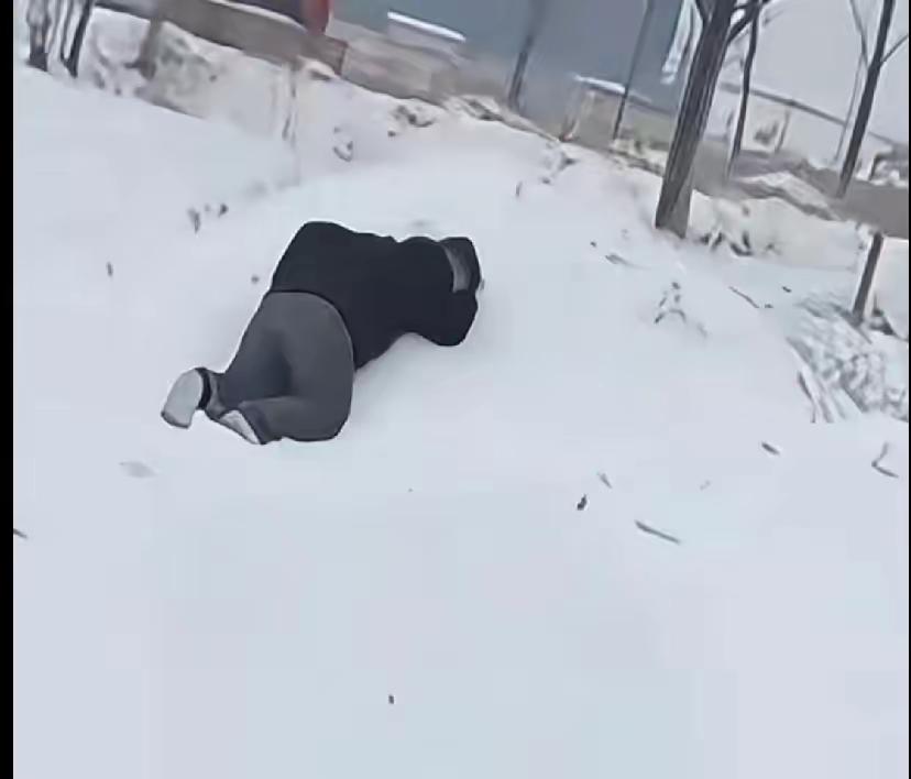 绝了！女子拍摄丈夫喝醉后跑到前女友墓前哭，“每次喝醉，不用想就知道往这里，我不