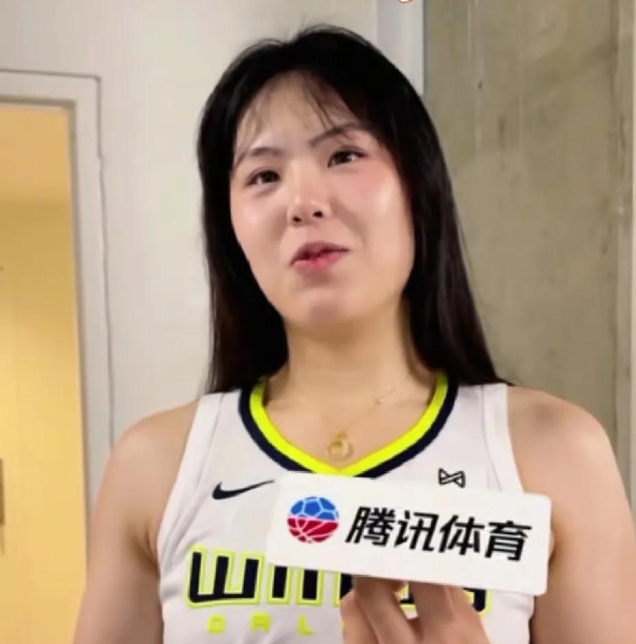 李月汝给杨瀚森支招如何提高英语水平：多跟别人瞎说。李月汝在接受采访时说：“我的
