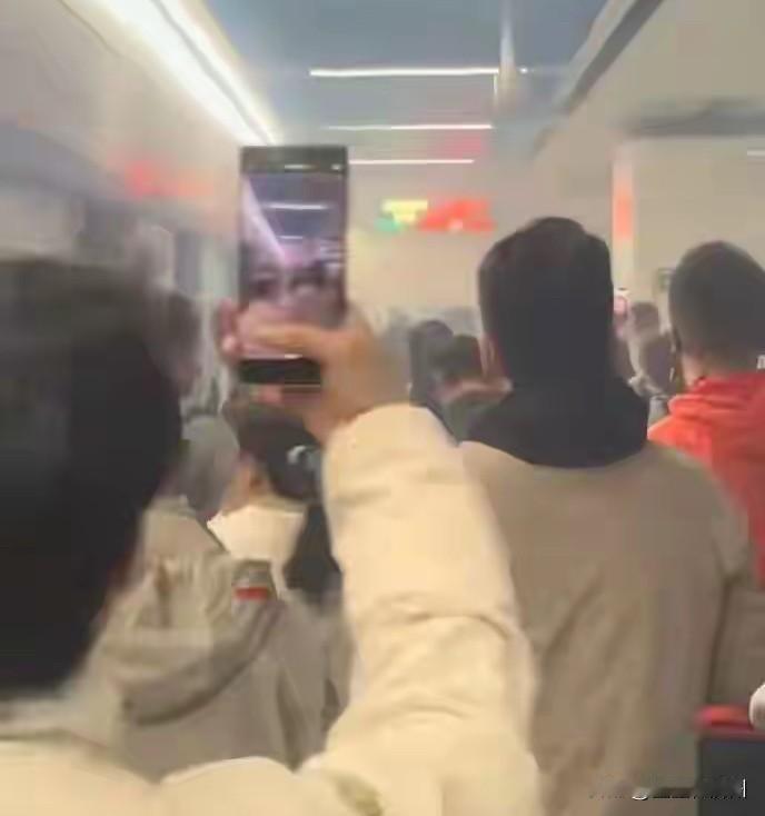 南京地铁突发意外，从视频中2个细节来看，确实挺吓人的，1、可以明显看到，