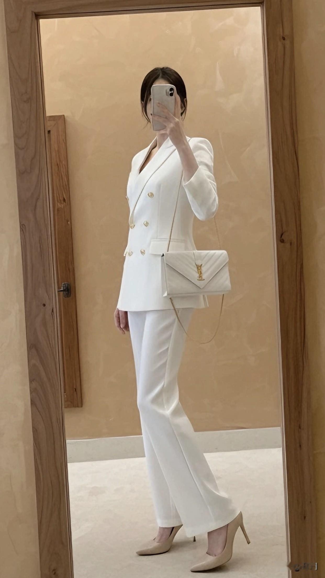 职场要穿多高的高跟鞋合适整体着装搭配也影响鞋跟高度，按搭配选合适高度。