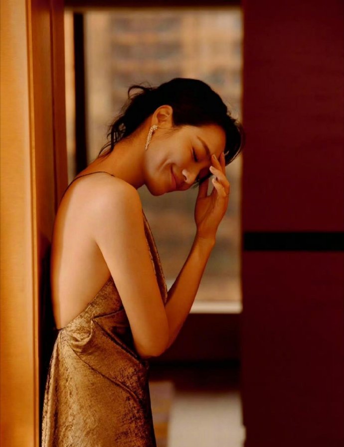 朱丹这次真的杀疯了！44岁直接穿上一袭大露背高定亮相，硬生生把曾经的“妈感”标签